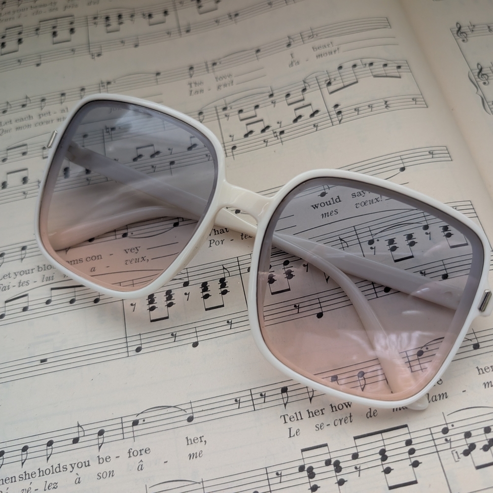 Retro White Oversized Square Sunglasses with Gradient Lenses